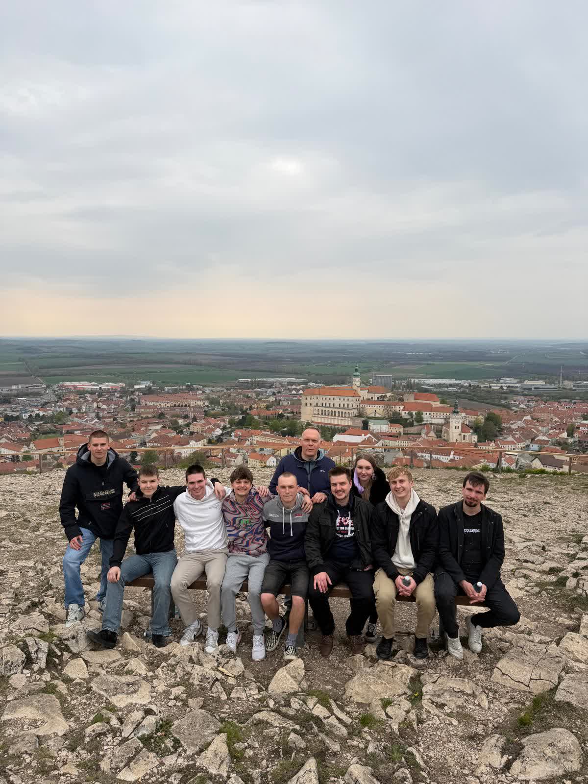Skupina účastníků kurzu Leaders Tomorrow na výletě v Mikulově